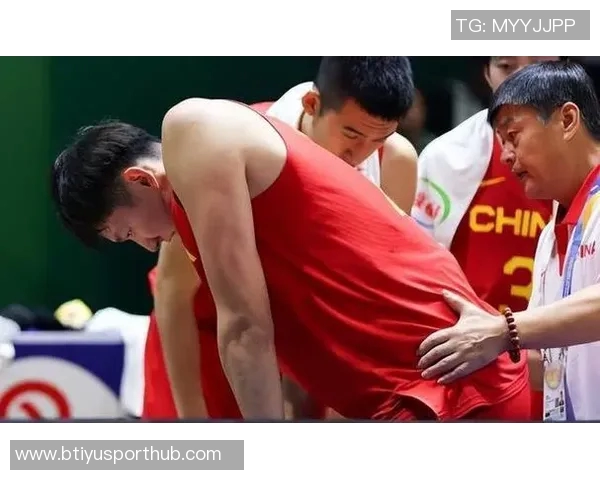 周琦因伤缺席亚洲杯赛场与队友并肩作战全力以赴进行康复训练 周琦因伤缺席亚洲杯赛场与队友并肩作战全力以赴进行康复训练